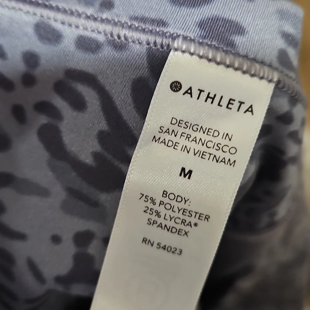 ATHLETA Salutation stash pocket II print Capri.Med. Gray